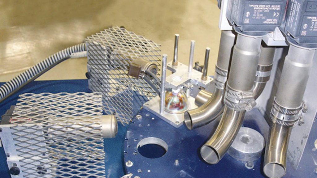 processo industrial em modelagem de plástico