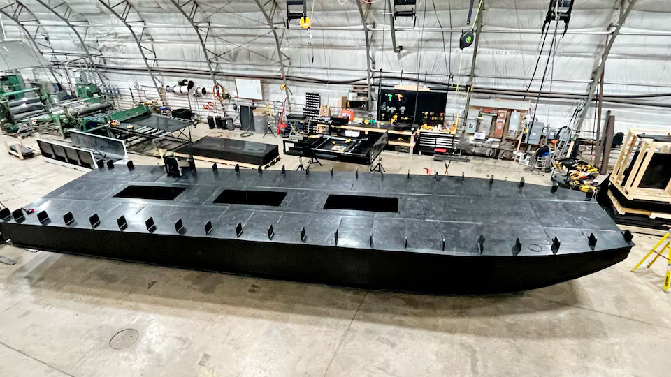 Ferramentas Leister são usadas ​​para produzir chapas de PEAD robustas e hastes de soldagem a partir do material reciclado