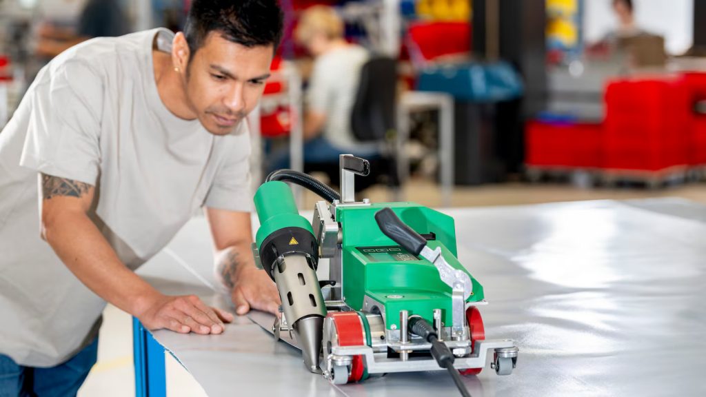 Leister UNIPLAN 310 ideal para soldagem por sobreposição de acabamentos como bainhas e tubos