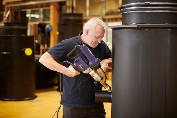 Construção de reservatórios plásticos com extrusora manual de solda Weldy Booster EX2