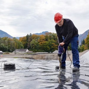 Close da extrusora Weldy Booster EX3 soldando geomembrana com precisão e acabamento técnico profissional.