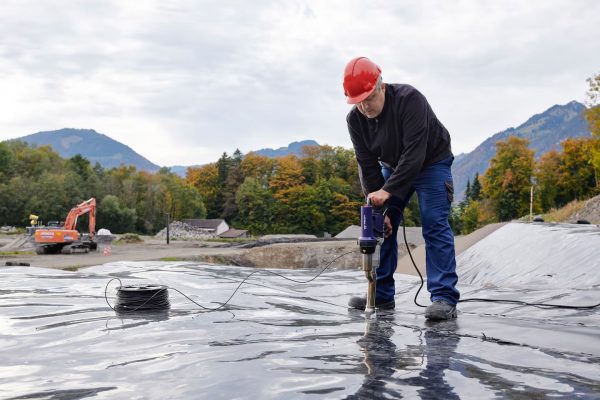 Close da extrusora Weldy Booster EX3 soldando geomembrana com precisão e acabamento técnico profissional.