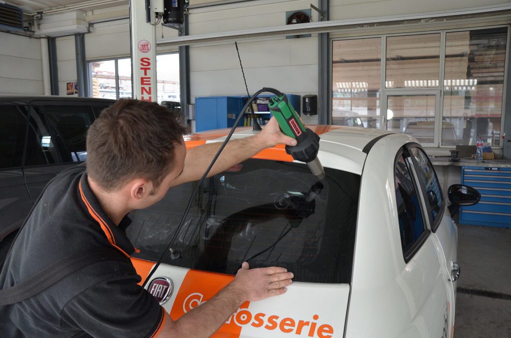 Aplicação de película nos vidros com auxílio do Leister TRIAC-ST