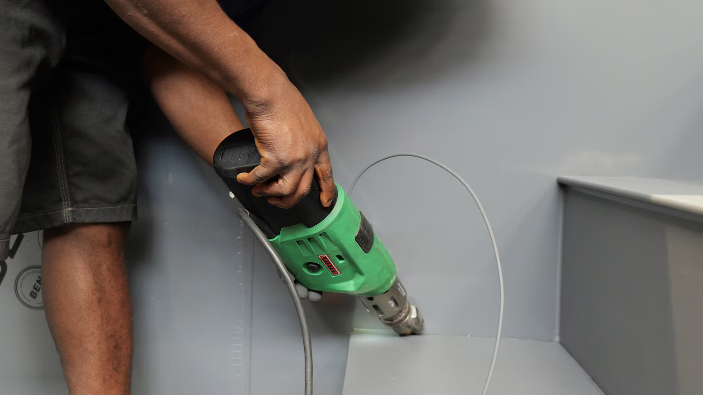 Leister FUSION 1 na construção de piscinas