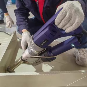 Extrusora para soldagem de chapas PP WELDY BOOSTER EX3 PLUS em ação