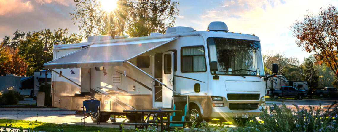 Motorhome completo, com toldos e componentes soldados com tecnologia Leister, garantindo conforto e confiabilidade em viagem