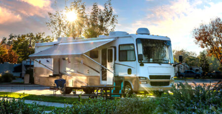 Motorhome completo, com toldos e componentes soldados com tecnologia Leister, garantindo conforto e confiabilidade em viagem