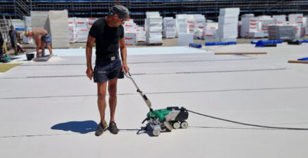 Leister VARIMAT 700 sobre membrana FPO durante o processo de soldagem de telhado no projeto em Wolfurt, Áustria