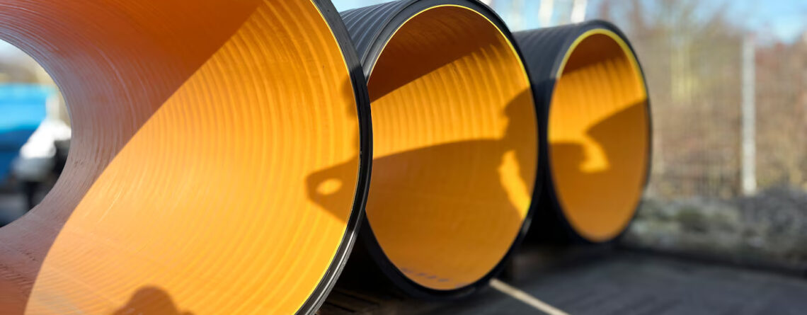Tubos plásticos de grande diâmetro fabricados com tecnologia de extrusão Leister, prontos para aplicação em infraestrutura e saneamento