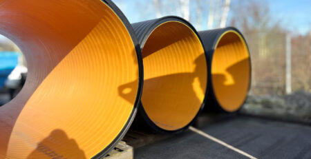 Tubos plásticos de grande diâmetro fabricados com tecnologia de extrusão Leister, prontos para aplicação em infraestrutura e saneamento