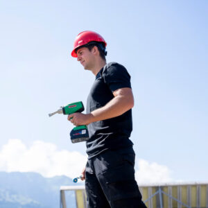 Operador segurando o soprador Leister NEXHEAT 300 A-LP destacando seu formato leve e equilibrado