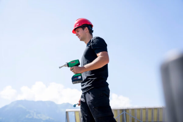 Operador segurando o soprador Leister NEXHEAT 300 A-LP destacando seu formato leve e equilibrado