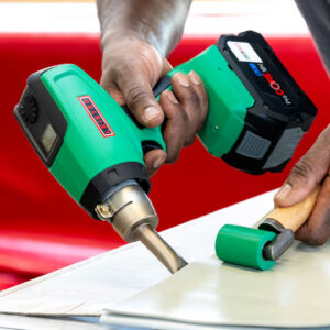 Soldagem de lonas e materiais flexíveis com soprador portátil Leister NEXHEAT 300 A-LP