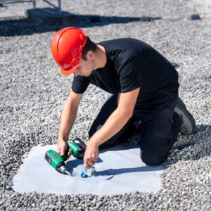 Aplicação do soprador Leister NEXHEAT 300 A-LP em manta TPO para impermeabilização de telhados