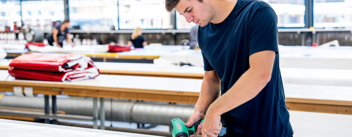 Soldagem de membrana plástica utilizando o soprador de ar quente sem fio Leister NEXHEAT 300 A-LP, com precisão e controle total