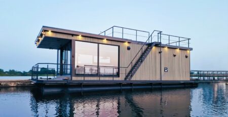 Casa flutuante sobre flutuadores em PEAD de alta resistência, com juntas soldadas de forma durável pela tecnologia de extrusão Leister para aplicações nauticas