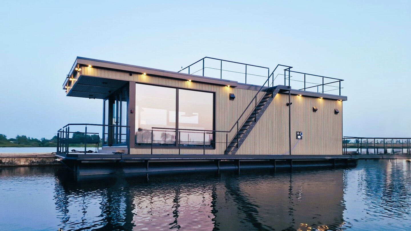 Casa flutuante sobre flutuadores em PEAD de alta resistência, com juntas soldadas de forma durável pela tecnologia de extrusão Leister para aplicações nauticas