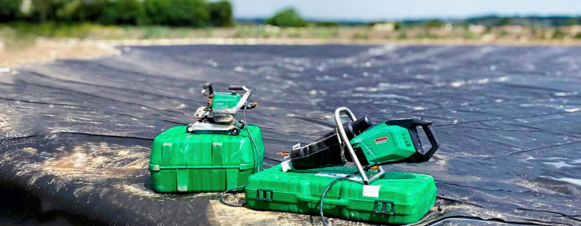 Ferramentas Leister COMET 700 e WELDPLAST 605 GEO posicionadas sobre geomembrana de PEAD durante a instalação de impermeabilização de lago ornamental no Reino Unido