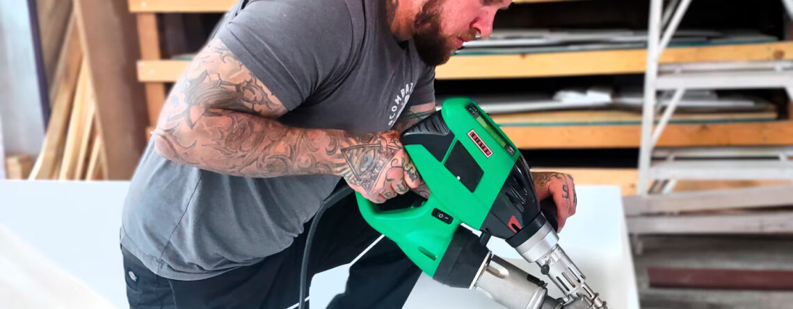 Técnico realizando soldagem por extrusão com a extrusora Leister WELDPLAST S2 PVC em peça termoplástica, garantindo junta limpa e resistente