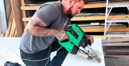 Técnico realizando soldagem por extrusão com a extrusora Leister WELDPLAST S2 PVC em peça termoplástica, garantindo junta limpa e resistente