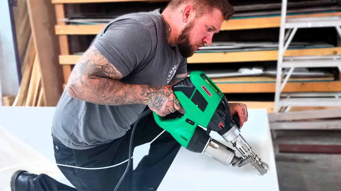 Técnico realizando soldagem por extrusão com a extrusora Leister WELDPLAST S2 PVC em peça termoplástica, garantindo junta limpa e resistente