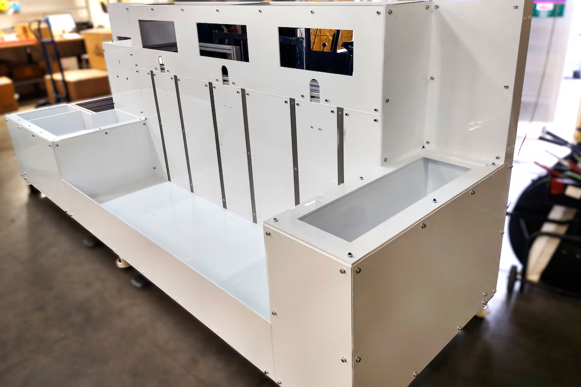 Sistema de contenção secundária em PE100 com soldas de alta precisão executadas com extrusoras Leister, indicado para aplicações industriais de grande porte