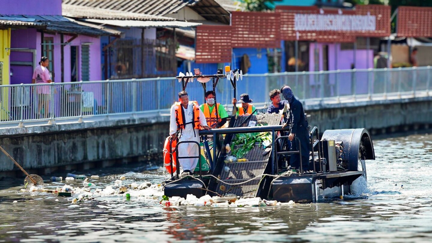 Barco coletor de resíduos em PEAD operando nos canais de Bangkok, com estrutura soldada utilizando tecnologia de soldagem plástica Leister para aplicações ambientais
