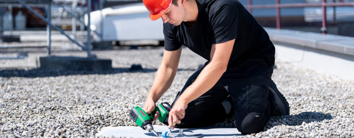Técnico realizando soldagem de detalhe em membrana de telhado com a ferramenta a bateria Leister NEXHEAT 300 A-LP, oferecendo mobilidade total no serviço