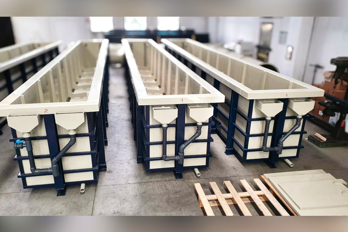 Tanques industriais em plástico fabricados com soldagem de alta precisão utilizando equipamentos Leister, garantindo estanqueidade e durabilidade