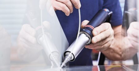 Técnico realizando soldagem de termoplástico com ferramenta manual Leister DIODE, demonstrando precisão e controle em aplicação industrial